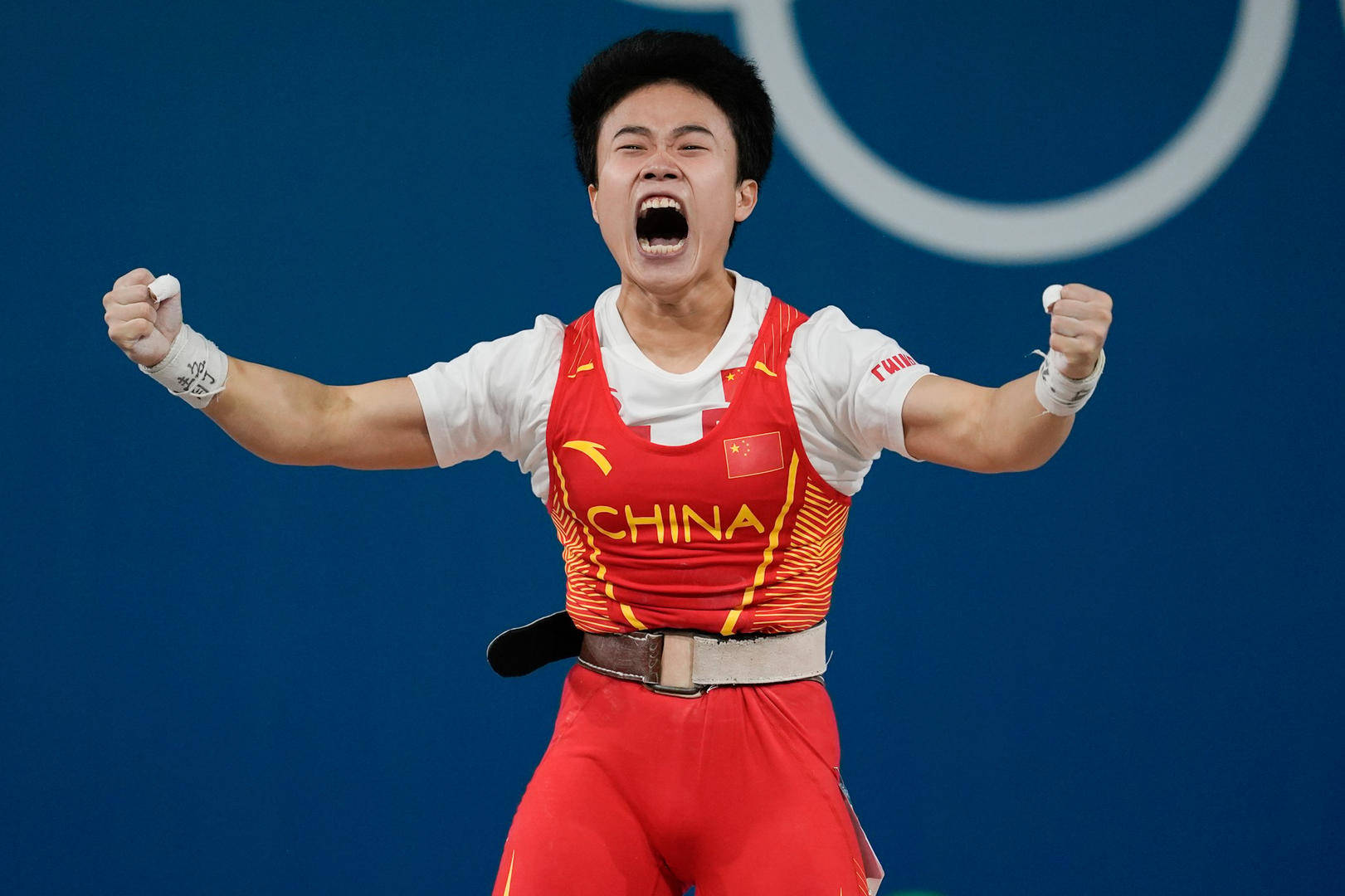 摇晃中刷新奥运纪录！侯志慧最后一把惊险逆转蝉联金牌，总成绩仅赢一公斤