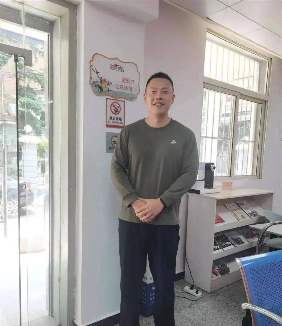 现役军人捡到10万元婉拒失主一万元酬谢：为人民服务是应该的