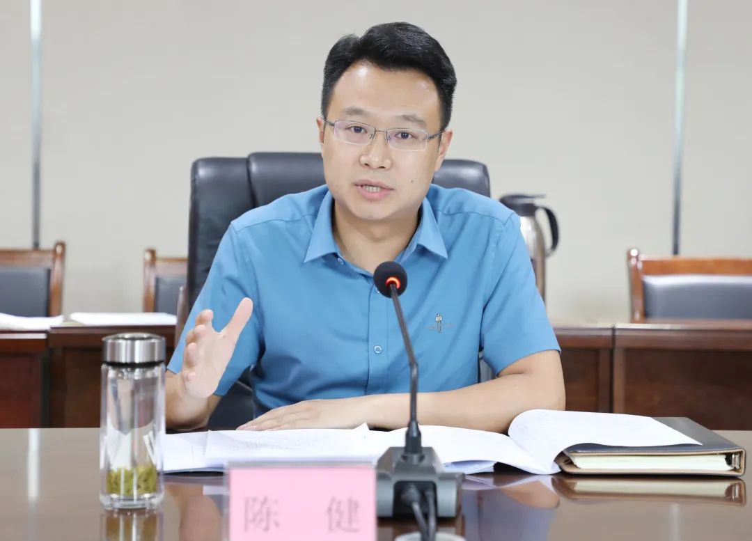 证券陈健(证券分析师陈建平简介)