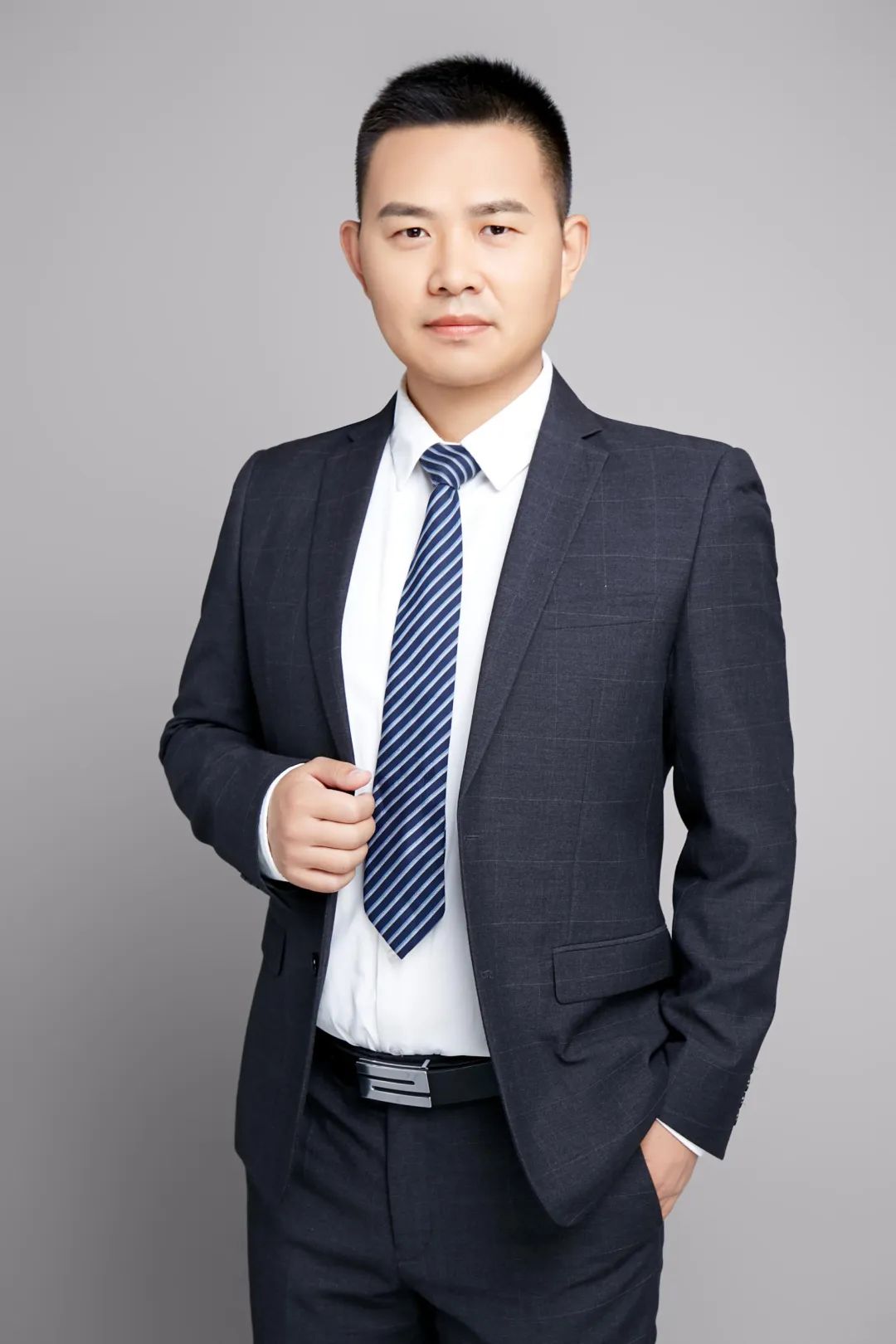 证券陈健(证券分析师陈建平简介)